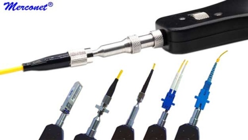 De draagbare video microscoop ATY8 inspecteert alle soorten glasvezel connectoren en aansluitingen. Vooral de Female aansluitingen. Het is niet meer nodig om de achterkant van patchpanelen te openen of hardware te demonteren vóór de inspectie. De USB Handheld Video Microscoop vergroot het eindoppervlak van de optische vezel 200 keer en stuurt het beeld via de USB-kabel naar de Merconet LS50/LS51 of computer. Een reeks adapter interfaces kan enkel aderige, gewone 2,5 / 1,25 kernen, optische modules, TOSA / ROSA-componenten en andere producten inspecteren. De tester wordt geleverd met adapters voor: - ATZ5 2.5mm UPC male adapter ATY8 - ATZ6 1.25mm UPC male adapter ATY8 - ATZ7 Female adapter SC/UPC ATY8 - ATZ8 Female adapter LC/UPC ATY8 aty8-glasvezel-microscoop-200x